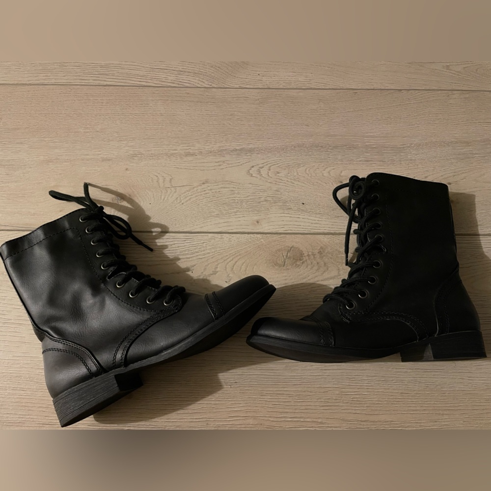 Black women’s boots, size 7 - brand new